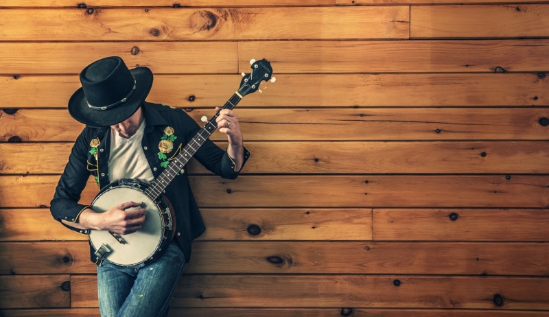 With an incredible cast of musicians, the new Ozarks Bluegrass Jubilee features the music and songs of bluegrass' most popular groups and recording artists.