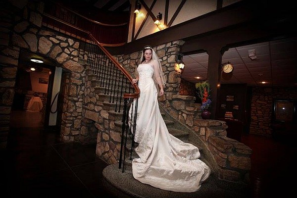 Ye Olde English Inn captures a nostalgic and historic feeling, for the perfect wedding inside a 100+ year-hotel